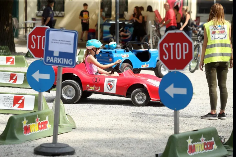 U Maksimiru održana MUP-ova akcija 'Biciklirajmo: sigurno i zajedno'