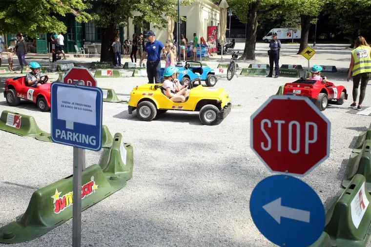 U Maksimiru održana MUP-ova akcija 'Biciklirajmo: sigurno i zajedno'