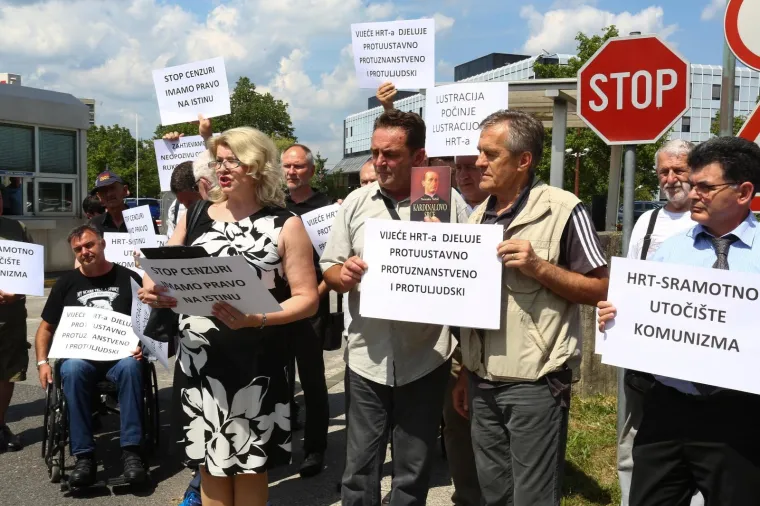 RADIKALNI DESNIČARI PROSVJEDOVALI PRED HRT-om, PA PORUČILI: 'Stop cenzuri - pravo na istinu'