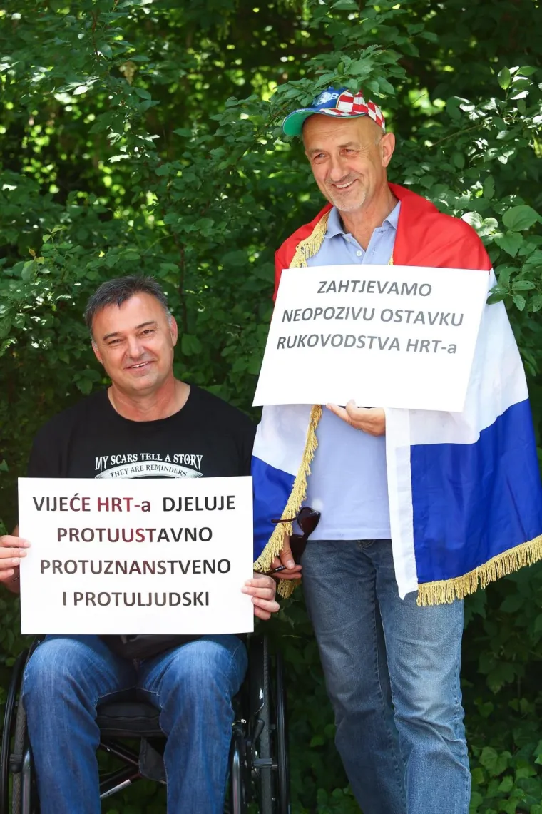 RADIKALNI DESNIČARI PROSVJEDOVALI PRED HRT-om, PA PORUČILI: 'Stop cenzuri - pravo na istinu'