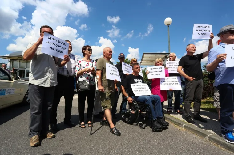 RADIKALNI DESNIČARI PROSVJEDOVALI PRED HRT-om, PA PORUČILI: 'Stop cenzuri - pravo na istinu'
