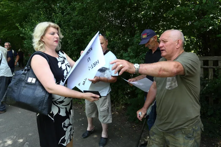 RADIKALNI DESNIČARI PROSVJEDOVALI PRED HRT-om, PA PORUČILI: 'Stop cenzuri - pravo na istinu'