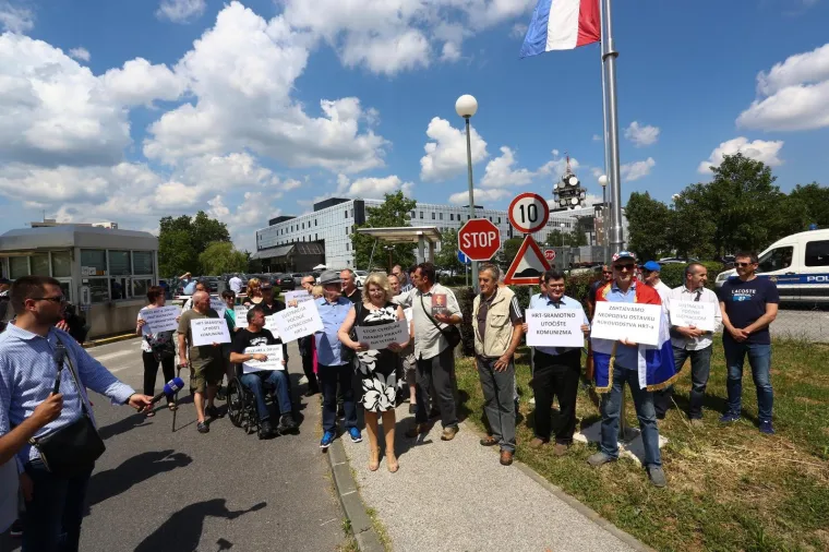 RADIKALNI DESNIČARI PROSVJEDOVALI PRED HRT-om, PA PORUČILI: 'Stop cenzuri - pravo na istinu'