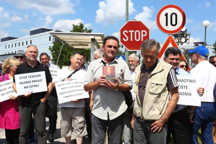 RADIKALNI DESNIČARI PROSVJEDOVALI PRED HRT-om, PA PORUČILI: 'Stop cenzuri - pravo na istinu'