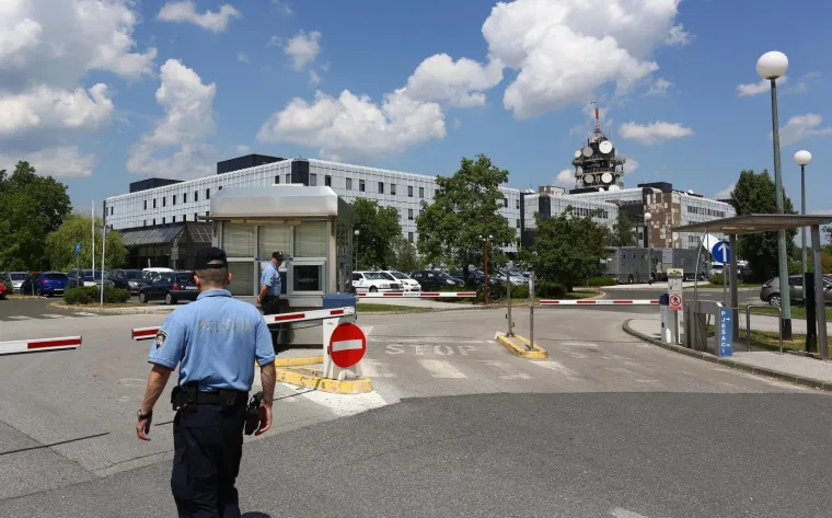 RADIKALNI DESNIČARI PROSVJEDOVALI PRED HRT-om, PA PORUČILI: 'Stop cenzuri - pravo na istinu'