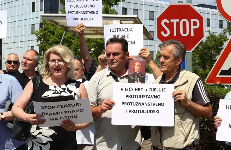 RADIKALNI DESNIČARI PROSVJEDOVALI PRED HRT-om, PA PORUČILI: 'Stop cenzuri - pravo na istinu'