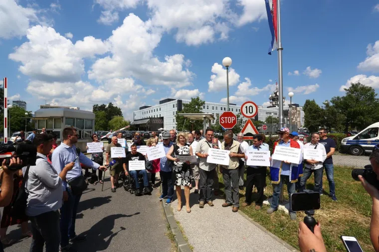 RADIKALNI DESNIČARI PROSVJEDOVALI PRED HRT-om, PA PORUČILI: 'Stop cenzuri - pravo na istinu'
