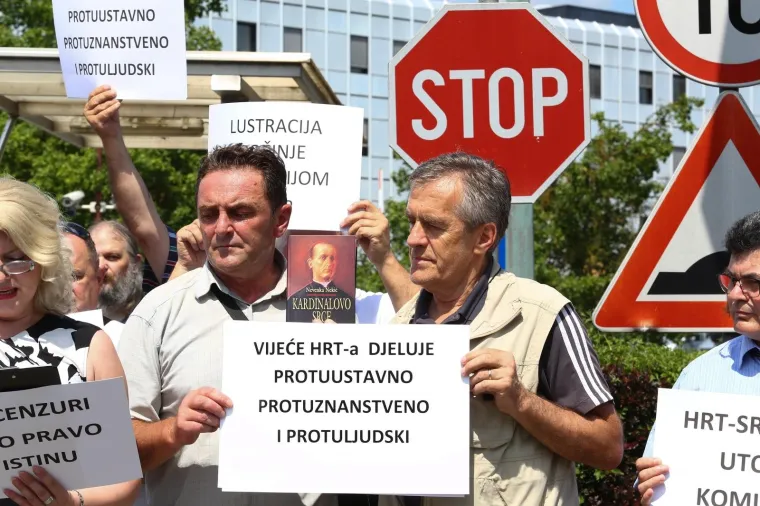 RADIKALNI DESNIČARI PROSVJEDOVALI PRED HRT-om, PA PORUČILI: 'Stop cenzuri - pravo na istinu'