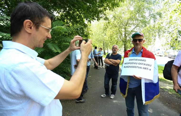 RADIKALNI DESNIČARI PROSVJEDOVALI PRED HRT-om, PA PORUČILI: 'Stop cenzuri - pravo na istinu'