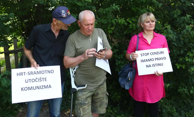 RADIKALNI DESNIČARI PROSVJEDOVALI PRED HRT-om, PA PORUČILI: 'Stop cenzuri - pravo na istinu'