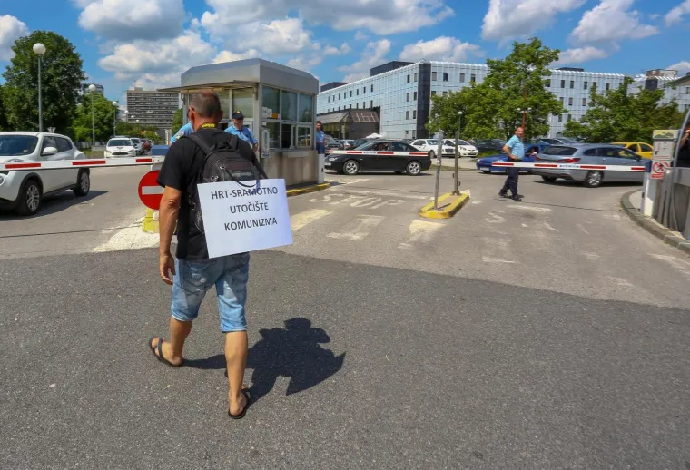 RADIKALNI DESNIČARI PROSVJEDOVALI PRED HRT-om, PA PORUČILI: 'Stop cenzuri - pravo na istinu'