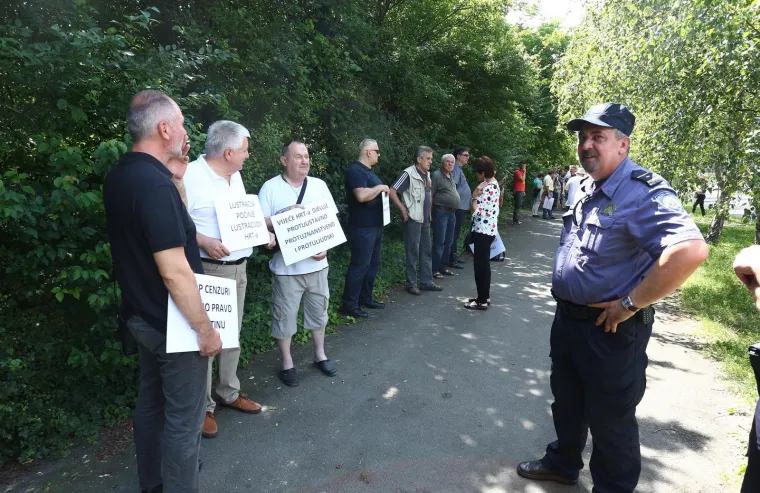 RADIKALNI DESNIČARI PROSVJEDOVALI PRED HRT-om, PA PORUČILI: 'Stop cenzuri - pravo na istinu'