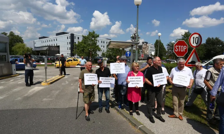 RADIKALNI DESNIČARI PROSVJEDOVALI PRED HRT-om, PA PORUČILI: 'Stop cenzuri - pravo na istinu'
