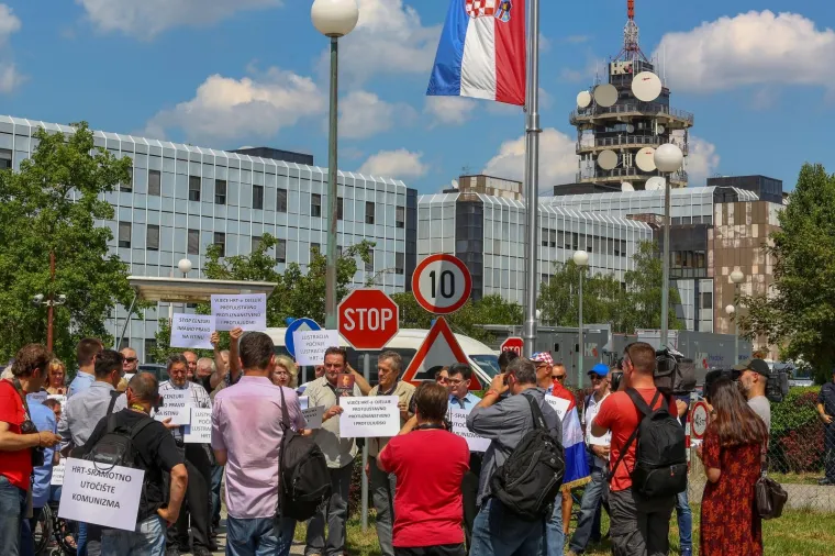 RADIKALNI DESNIČARI PROSVJEDOVALI PRED HRT-om, PA PORUČILI: 'Stop cenzuri - pravo na istinu'