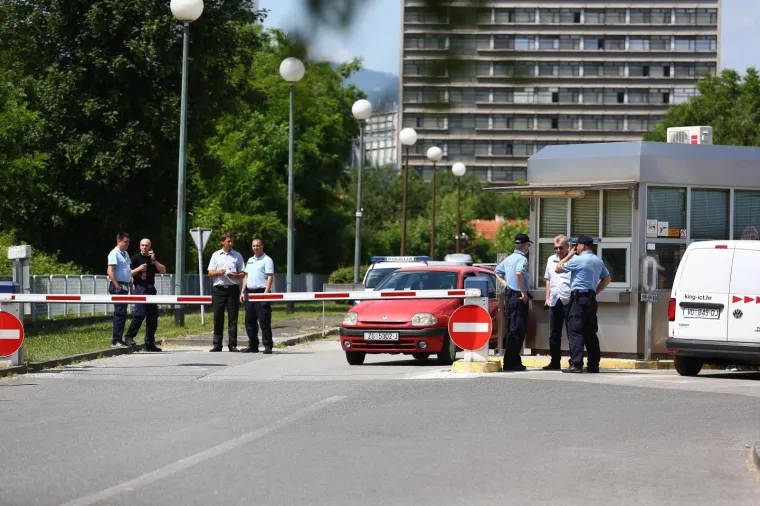 RADIKALNI DESNIČARI PROSVJEDOVALI PRED HRT-om, PA PORUČILI: 'Stop cenzuri - pravo na istinu'