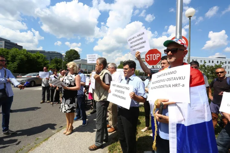 RADIKALNI DESNIČARI PROSVJEDOVALI PRED HRT-om, PA PORUČILI: 'Stop cenzuri - pravo na istinu'