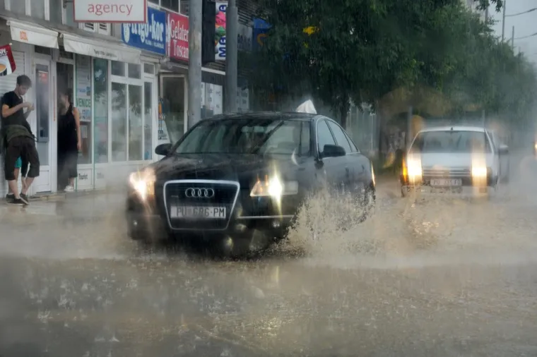 FOTOGALERIJA: Snažno nevrijeme napravilo poplavu u Puli