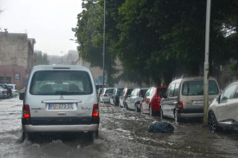FOTOGALERIJA: Snažno nevrijeme napravilo poplavu u Puli