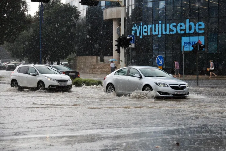 FOTOGALERIJA: Snažno nevrijeme napravilo poplavu u Puli
