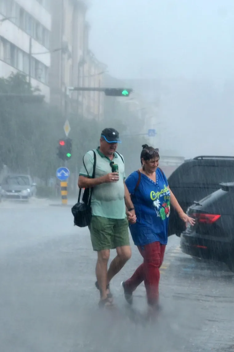 FOTOGALERIJA: Snažno nevrijeme napravilo poplavu u Puli