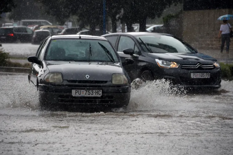 FOTOGALERIJA: Snažno nevrijeme napravilo poplavu u Puli