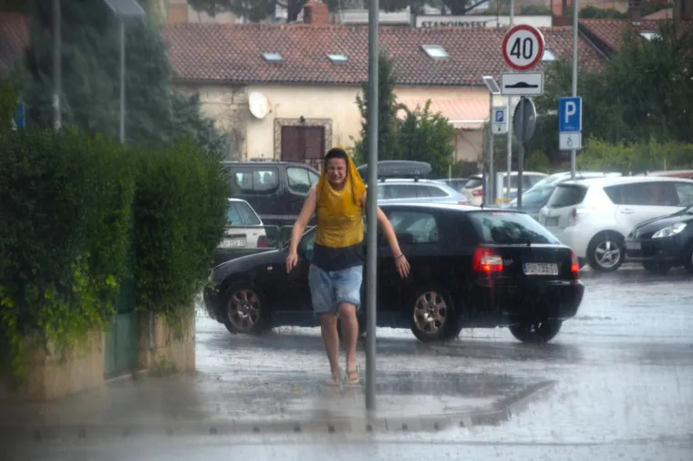 FOTOGALERIJA: Snažno nevrijeme napravilo poplavu u Puli