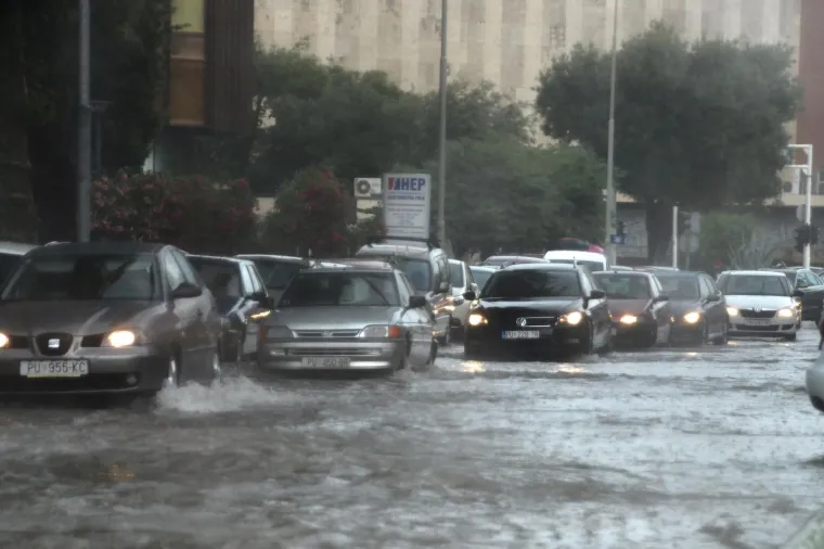 FOTOGALERIJA: Snažno nevrijeme napravilo poplavu u Puli