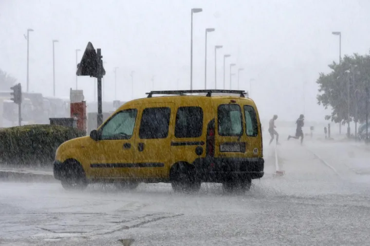 FOTOGALERIJA: Snažno nevrijeme napravilo poplavu u Puli