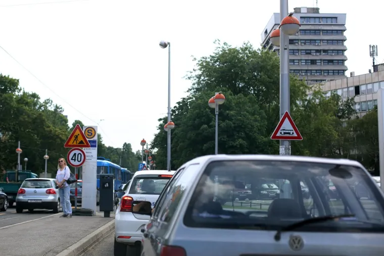 Zbog obnove istočnog kolosijeka tramvajske pruge, u smjeru centra Zagreba, na potezu od Slavonske avenije do Vukovarske, stvaraju se velike prometne gužve.
