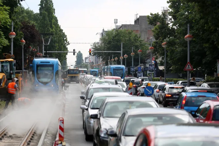 ZAGREPČANI NA RUBU ŽIVACA: Zbog radova na Savskoj cesti svakodnevno se stvaraju ogromne gužve