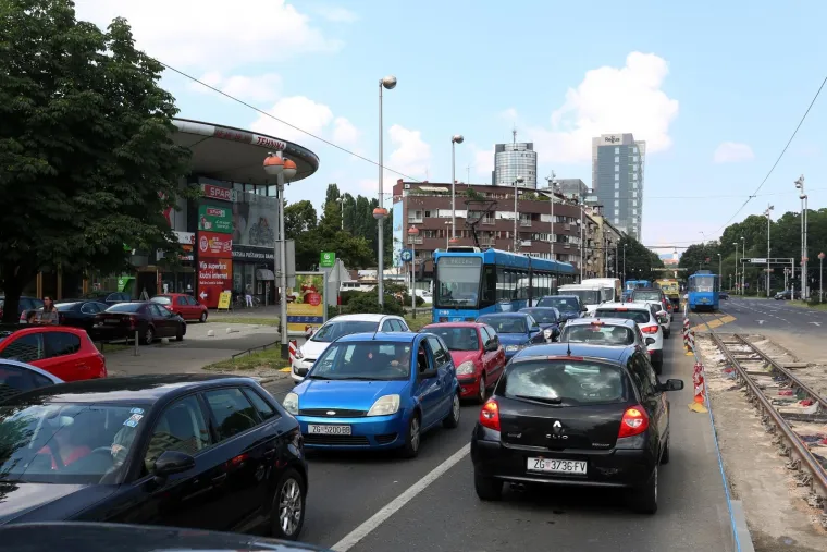 ZAGREPČANI NA RUBU ŽIVACA: Zbog radova na Savskoj cesti svakodnevno se stvaraju ogromne gužve