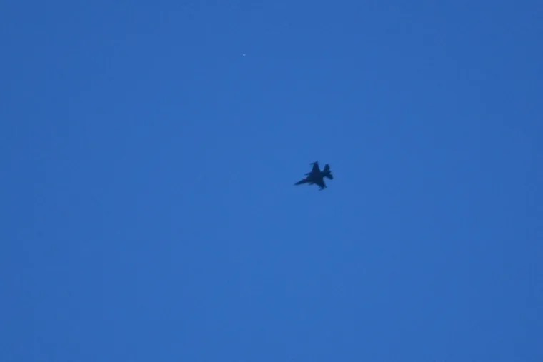 Dva vojna zrakoplova NATO pakta F-16 sat i pol kružila iznad Pule