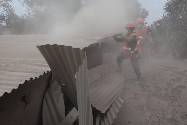 Nestalo najmanje 192 ljudi: gradovi zatrpani gustim pepelom nakon erupcije vulkana Fuego