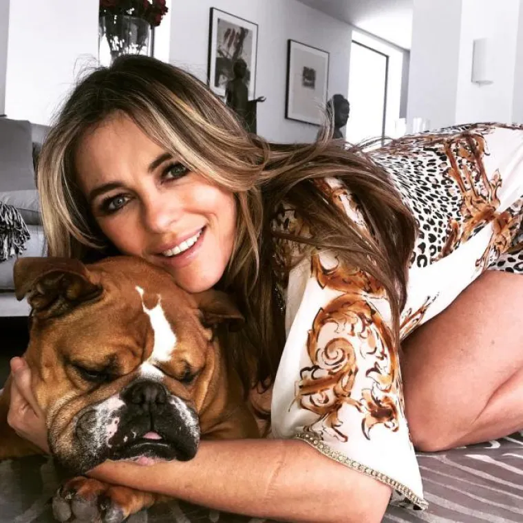 ELIZABETH HURLEY ZA PAR DANA NAVRŠAVA 53 GODINE: Još uvijek objavljuje golišave fotke, a ne srami se pokazati niti mačkicu