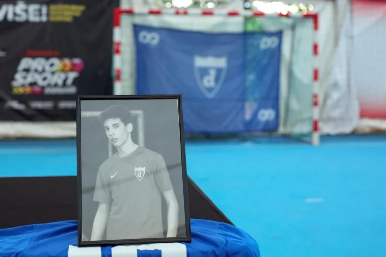KOMEMORACIJA TRAGIČNO PREMINULIMA CAPARU I KADRNKI: Junaci Futsal Dinama nikad neće biti zaboravljeni