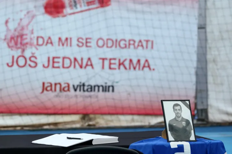 KOMEMORACIJA TRAGIČNO PREMINULIMA CAPARU I KADRNKI: Junaci Futsal Dinama nikad neće biti zaboravljeni