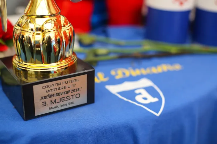 KOMEMORACIJA TRAGIČNO PREMINULIMA CAPARU I KADRNKI: Junaci Futsal Dinama nikad neće biti zaboravljeni