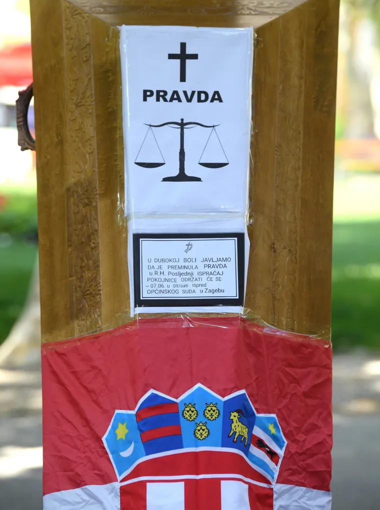 Žrtve hrvatskog pravosuđa organizirale sprovod pravde ispred Hrvatskog sabora