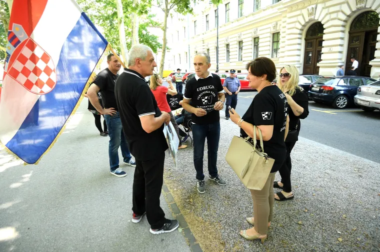 Žrtve hrvatskog pravosuđa organizirale sprovod pravde ispred Hrvatskog sabora