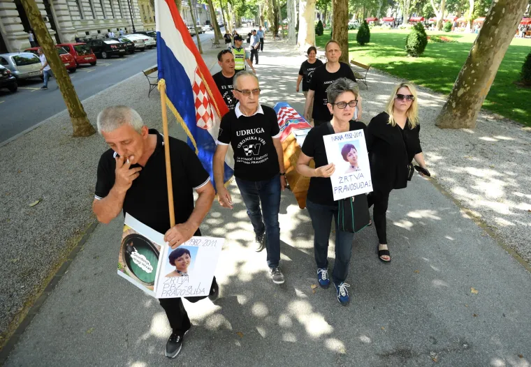 Žrtve hrvatskog pravosuđa organizirale sprovod pravde ispred Hrvatskog sabora