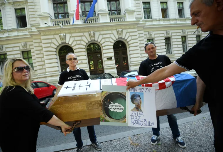 Žrtve hrvatskog pravosuđa organizirale sprovod pravde ispred Hrvatskog sabora