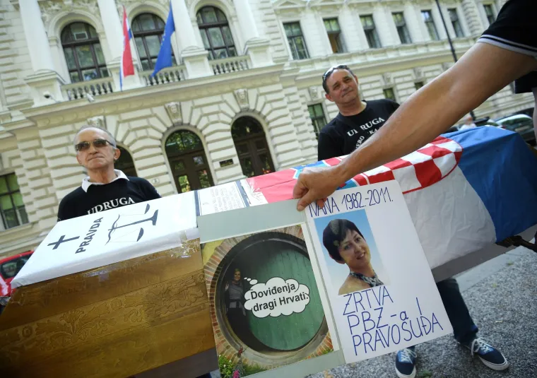 Žrtve hrvatskog pravosuđa organizirale sprovod pravde ispred Hrvatskog sabora