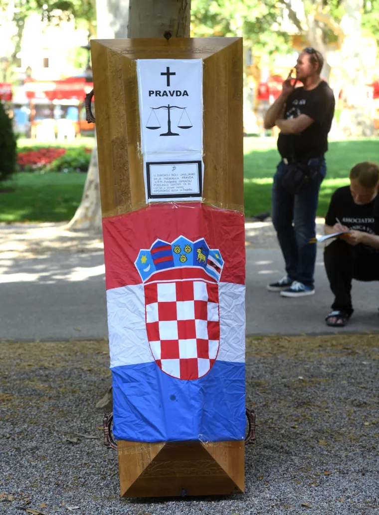 Žrtve hrvatskog pravosuđa organizirale sprovod pravde ispred Hrvatskog sabora
