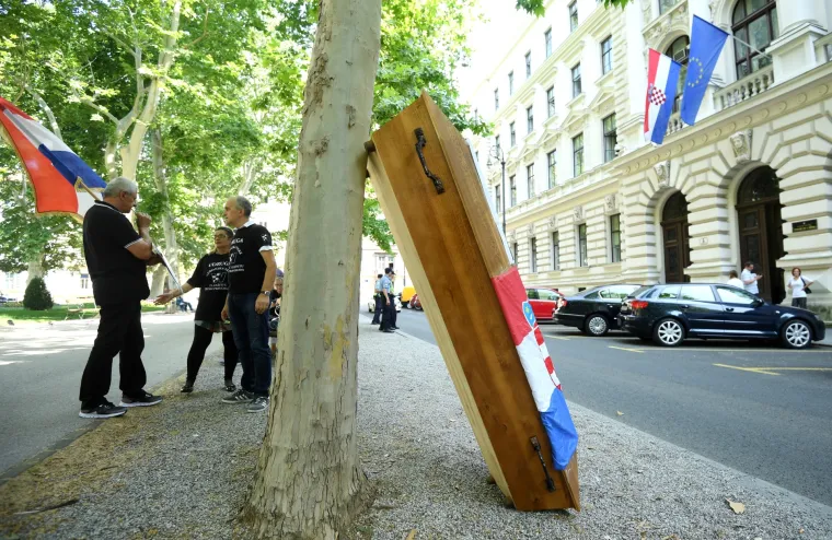 Žrtve hrvatskog pravosuđa organizirale sprovod pravde ispred Hrvatskog sabora