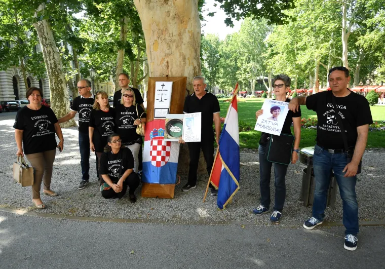 Žrtve hrvatskog pravosuđa organizirale sprovod pravde ispred Hrvatskog sabora