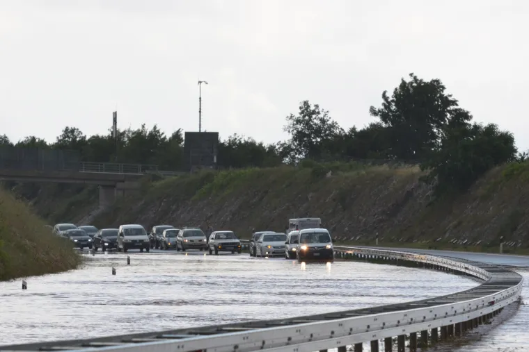 Zbog veće količine vode na kolniku otežano se vozi dionicom Istarskog ipsilona