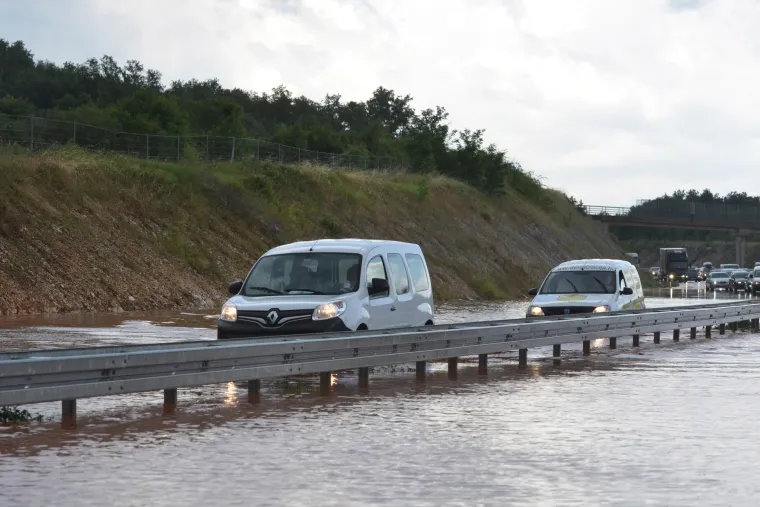 Zbog veće količine vode na kolniku otežano se vozi dionicom Istarskog ipsilona