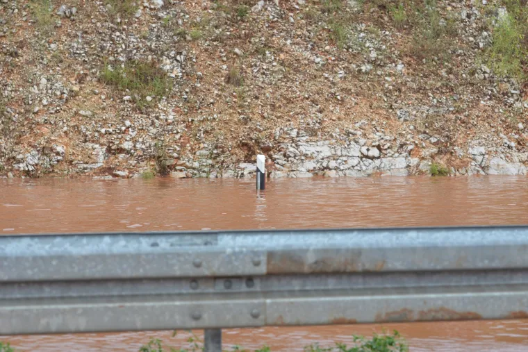 Zbog veće količine vode na kolniku otežano se vozi dionicom Istarskog ipsilona