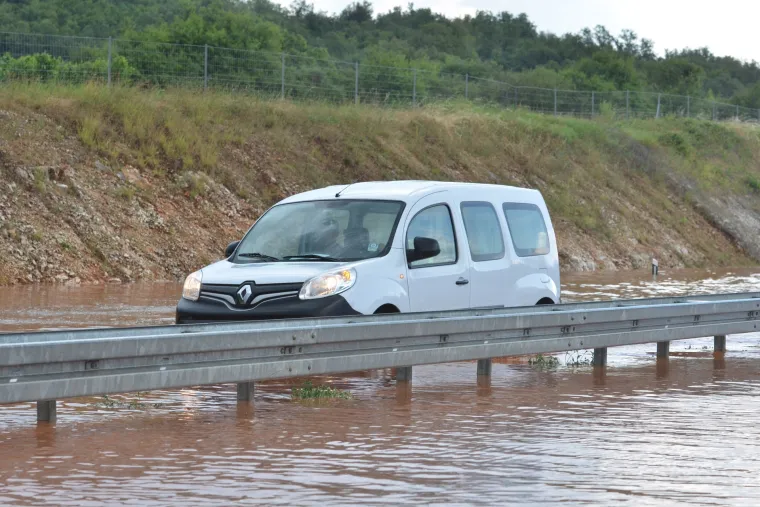 Zbog veće količine vode na kolniku otežano se vozi dionicom Istarskog ipsilona