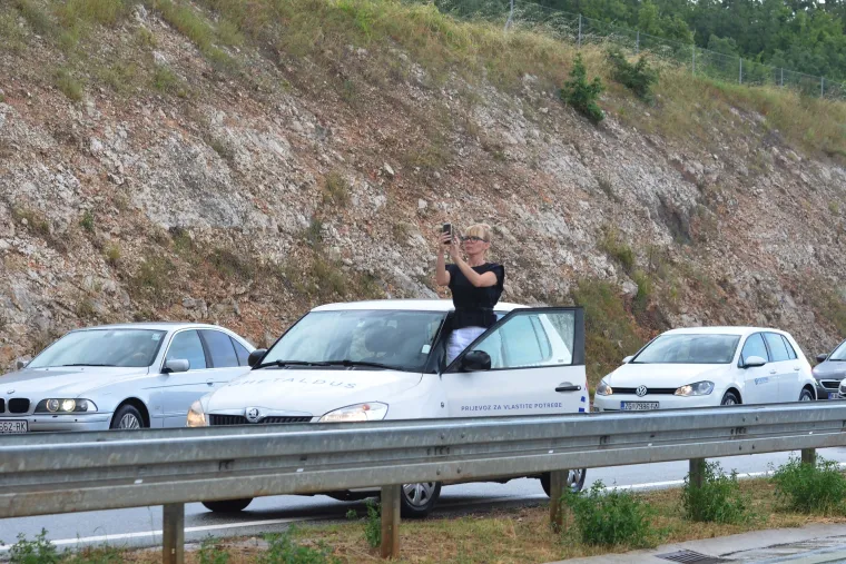 Zbog veće količine vode na kolniku otežano se vozi dionicom Istarskog ipsilona